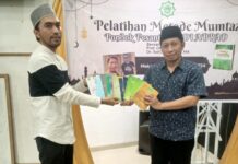 Abrad Serahkan Belasan Kitab ke Baitussalam