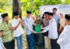Serah terima dokumen wakaf dari Kepala Kantor Kementerian Agama Kota Makassar kepada Ketua Umum PB DDI Anregurutta Prof. Dr. H. A. Syamsul Bahri A. Galigo, MA, disaksikan oelh wakif dan semua yang hadir di lokasi, Jum'at (09/05/2025).