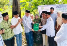 DDI Terima Wakaf Seluas 1,4 Hektar Serah terima dokumen wakaf dari Kepala Kantor Kementerian Agama Kota Makassar kepada Ketua Umum PB DDI Anregurutta Prof. Dr. H. A. Syamsul Bahri A. Galigo, MA, disaksikan oelh wakif dan semua yang hadir di lokasi, Jum'at (09/05/2025).