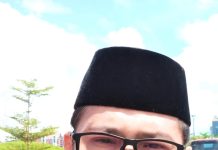 Menuju Masjid Di Bawah Guyuran Hujan